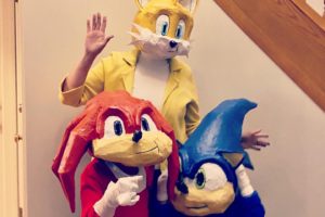 Geniales disfraces caseros Sonic, Knuckles y Tales hechos de papel maché