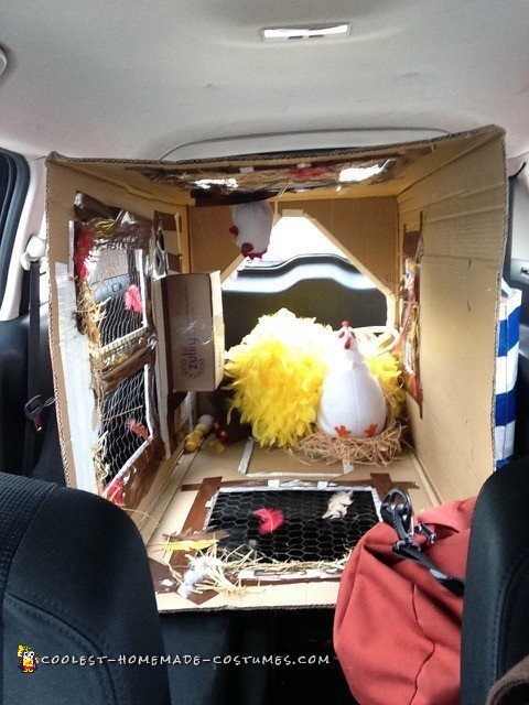 La vista desde mi espejo retrovisor.  Tenga en cuenta que los niños y el gallinero no caben juntos en el coche.