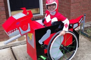 ¡Disfraz creativo de Dinozord para niños en silla de ruedas!