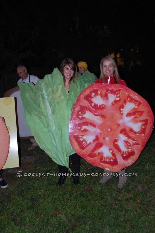 Disfraz de Halloween de grupo humano gigante de sándwich y papas fritas