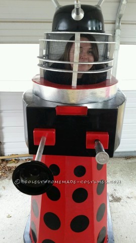 Dalek casero de un disfraz de Halloween de Doctor Who