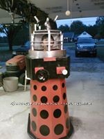 Dalek casero de un disfraz de Halloween de Doctor Who