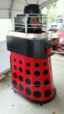 Dalek casero de un disfraz de Halloween de Doctor Who