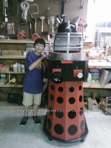 Dalek casero de un disfraz de Halloween de Doctor Who