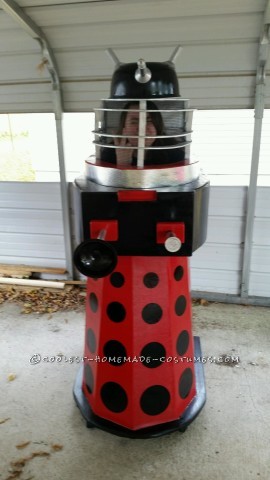 Dalek casero de un disfraz de Halloween de Doctor Who