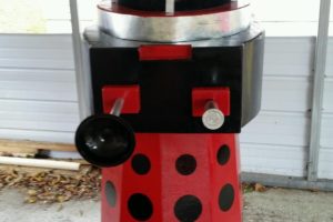 Dalek casero de un disfraz de Halloween de Doctor Who