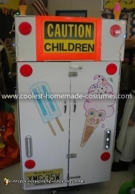 Coolest Lemon Laura Ice Cream Truck con tabla - Vista trasera