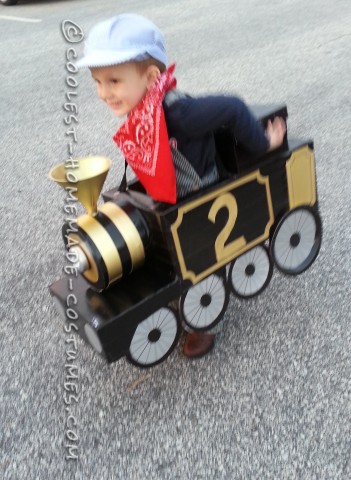¡Impresionante motor de Halloween con un pequeño ingeniero!