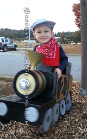 ¡Impresionante motor de Halloween con un pequeño ingeniero!