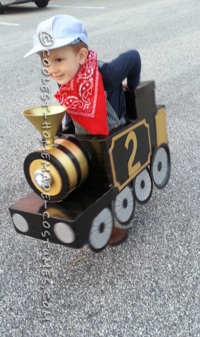 ¡Impresionante motor de Halloween con un pequeño ingeniero!