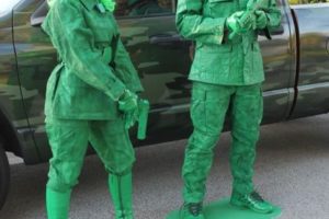 Disfraz de par de soldados del ejército verde