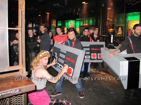 Increíble disfraz grupal de Halloween: ¡el Nintendo más grande!