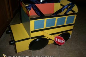 Adorable disfraz casero de autobús escolar para niños pequeños