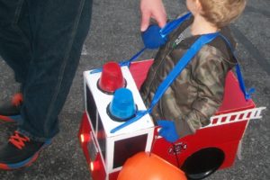 Adorable disfraz casero de camión de bomberos de Halloween para niños pequeños