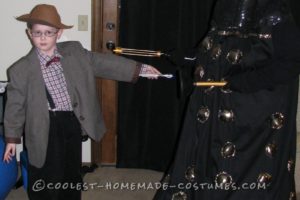 Impresionante disfraz de padre e hijo: Doctor Who en su TARDIS y un Dalek