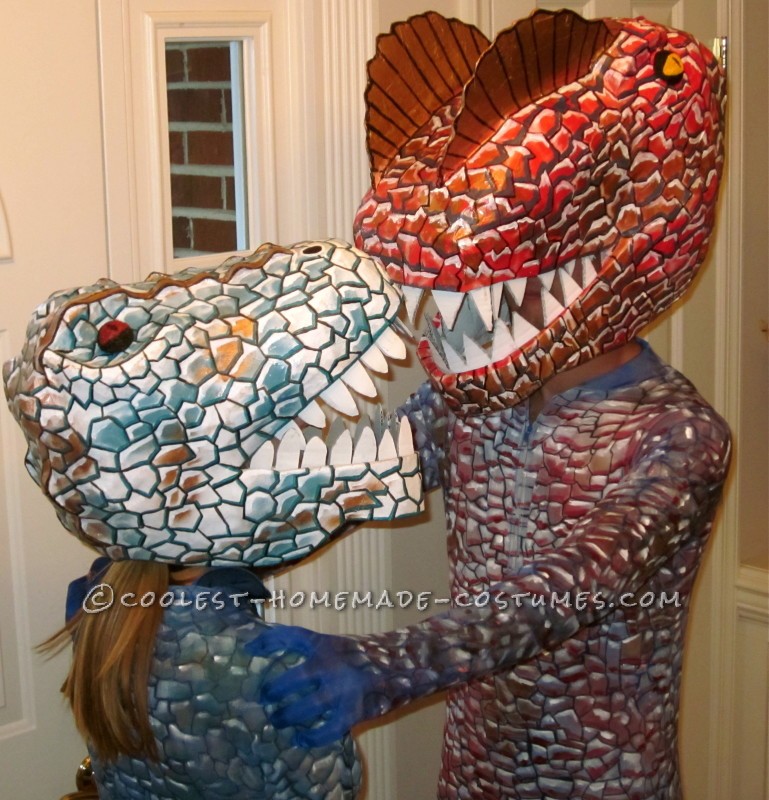El disfraz más genial para un par de dinosaurios.