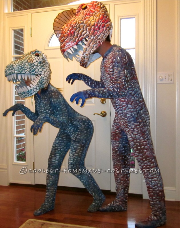 El disfraz más genial para un par de dinosaurios.
