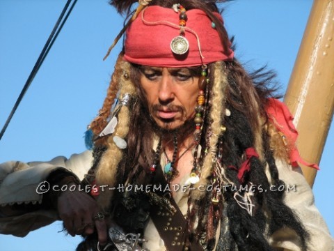 Disfraz de Capitán Jack Sparrow hecho en casa - ¿Dónde está el ron?: ¡Este disfraz de Capitán Jack Sparrow fue mi disfraz más divertido!  Hice todo el conjunto en tiendas de segunda mano, excepto la brújula, que la compré