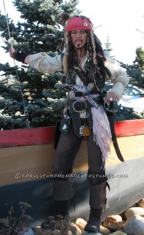 Disfraz de Capitán Jack Sparrow hecho en casa - ¿Dónde está el ron?: ¡Este disfraz de Capitán Jack Sparrow fue mi disfraz más divertido!  Hice todo el conjunto en tiendas de segunda mano, excepto la brújula, que la compré