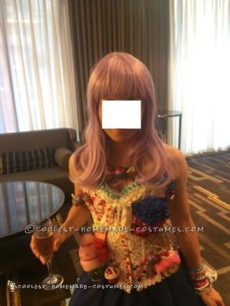 Genial disfraz casero de Katy Perry Candyland