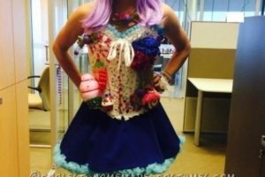 Genial disfraz casero de Katy Perry Candyland