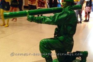 Traje militar verde instantáneo