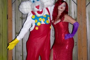 Disfraces realistas hechos a mano de Jessica y Roger Rabbit