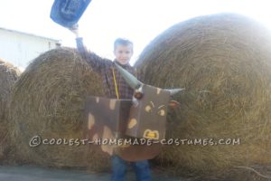 Genial disfraz de Halloween: vaquero de rodeo monta al toro