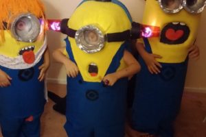 Genial disfraz familiar de Halloween: adorables minions