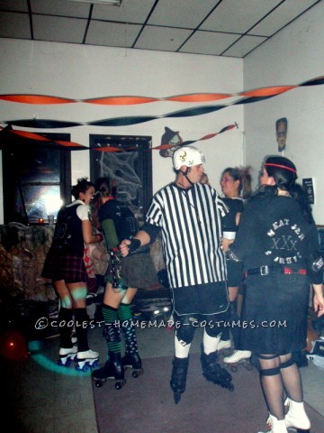 ¡Nuestro disfraz de 2006 puede ser mi favorito!  ¡Fuimos como niñas a un roller derby con un árbitro!  Permítame primero decir esto: sepa adónde va y qué