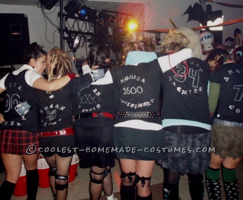 ¡Nuestro disfraz de 2006 puede ser mi favorito!  ¡Fuimos como niñas a un roller derby con un árbitro!  Permítame primero decir esto: sepa adónde va y qué