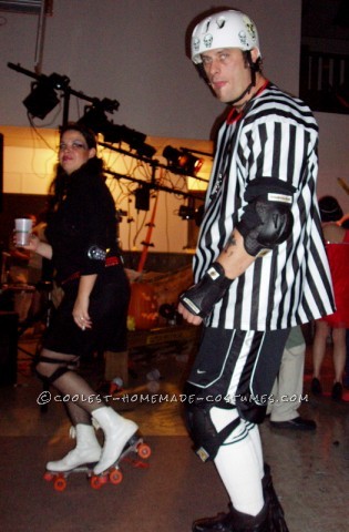 ¡Nuestro disfraz de 2006 puede ser mi favorito!  ¡Fuimos como niñas a un roller derby con un árbitro!  Permítame primero decir esto: sepa adónde va y qué