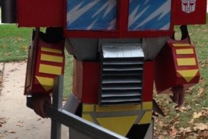 Disfraz de Transformer Optimus Prime de una caja de cartón personalizada