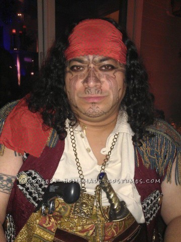 Impresionante y original disfraz de pareja de piratas maoríes
