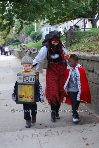 Disfraz de Halloween de Wall-E hecho en casa con una caja de cartón