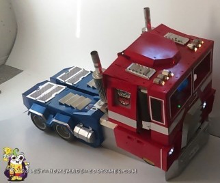 Genial disfraz de Optimus Prime con matriz brillante