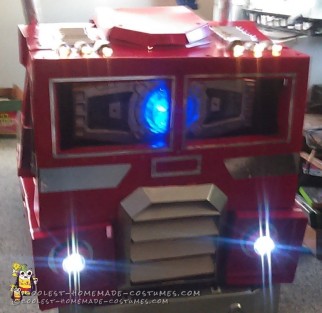 Genial disfraz de Optimus Prime con matriz brillante