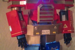 Genial disfraz de Optimus Prime con matriz brillante