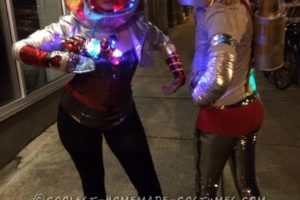 Traje de un par de visitantes del espacio de moda