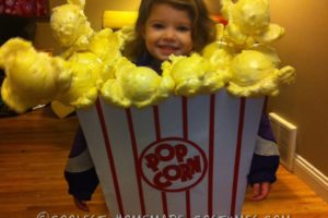 El disfraz de Halloween de niña más lindo con palomitas de maíz