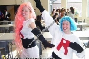 El traje de casa más genial de Team Rocket Couple