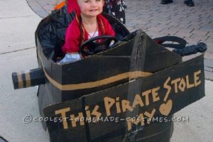 Disfraz de pirata casero para niños con buggy de barco pirata