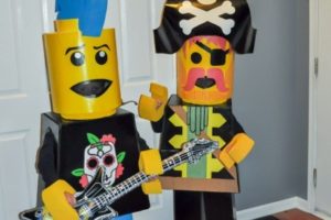 Los mejores disfraces de Lego para piratas y minifiguras de rockstar