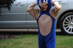 Genial disfraz casero de Sonic the Hedgehog