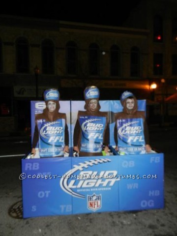 Qué podría ser mejor que un traje de seis paquetes para un grupo de bebedores de cerveza Bud Light.  Un grupo de amigos visitó Nightmare on Chicago Street,