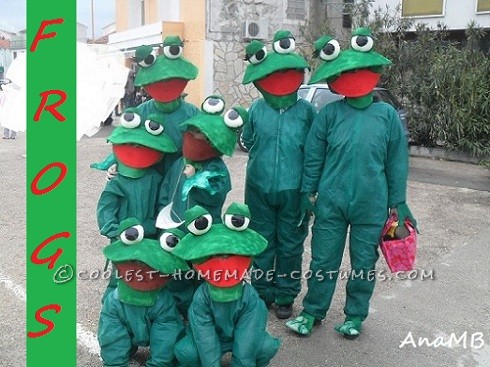 Era un día lluvioso, muchos charcos de lluvia.  Tuve que darle la vuelta a las ancas de rana, porque por donde pasaban estas ranas, se les escapaba el color verde :)) Bueno, bueno... 