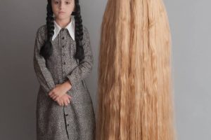 ¡Madre e hija divirtiéndose como Wednesday Addams y Cousin Itt!