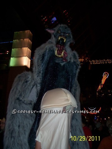 Disfraz de hombre lobo gigante hecho en casa