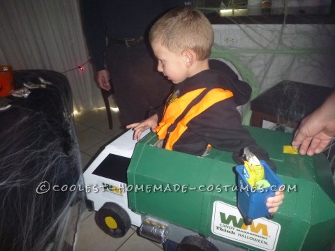 Traje casero de pequeño camión de basura para niño