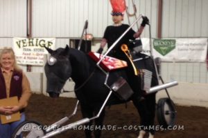 Disfraz de caballo y jinete: chica motorista sobre un caballo Harley